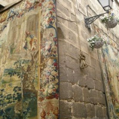 Los tapicen cubre los muros de la Catedral